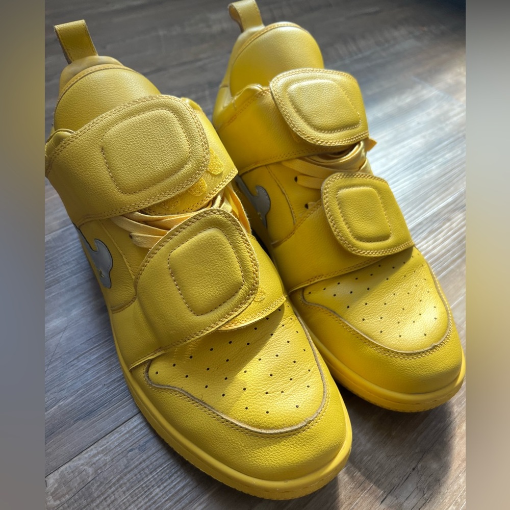 SIA COLLECTIVE Men’s Size 12 Shoes Yellow